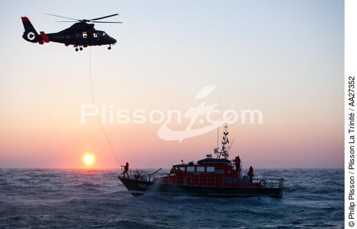 Port Médoc Lifeboat - © Philip Plisson / Plisson La Trinité / AA27352 - Photo Galleries - Helicopter winching