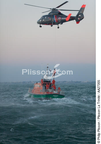 Port Médoc Lifeboat - © Philip Plisson / Plisson La Trinité / AA27355 - Photo Galleries - Helicopter winching