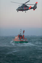 Port Médoc Lifeboat © Philip Plisson / Plisson La Trinité / AA27355 - Photo Galleries - Helicopter winching
