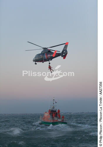 Port Médoc Lifeboat - © Philip Plisson / Plisson La Trinité / AA27356 - Photo Galleries - Helicopter winching