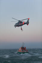 Port Médoc Lifeboat © Philip Plisson / Plisson La Trinité / AA27356 - Photo Galleries - Helicopter winching
