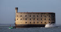 Fort-Boyard © Philip Plisson / Plisson La Trinité / AA27636 - Photo Galleries - Fishing vessel