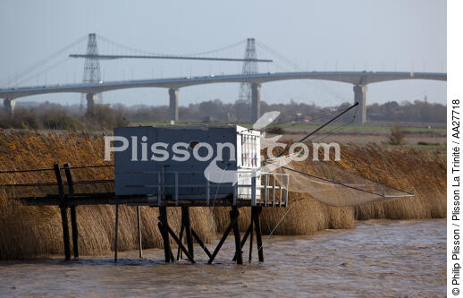 Old brigdge over the Charente river - © Philip Plisson / Plisson La Trinité / AA27718 - Photo Galleries - Bridge