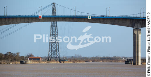 Pont transbordeur sur la Charente - © Philip Plisson / Plisson La Trinité / AA27719 - Nos reportages photos - Pont