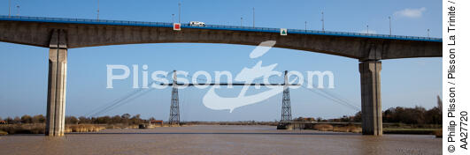 Pont transbordeur sur la Charente - © Philip Plisson / Plisson La Trinité / AA27720 - Nos reportages photos - Pont