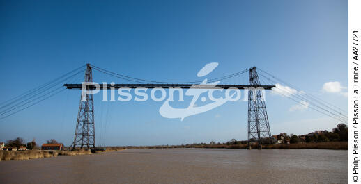 Pont transbordeur sur la Charente - © Philip Plisson / Plisson La Trinité / AA27721 - Nos reportages photos - De l'île de Ré à la pointe de la Coubre