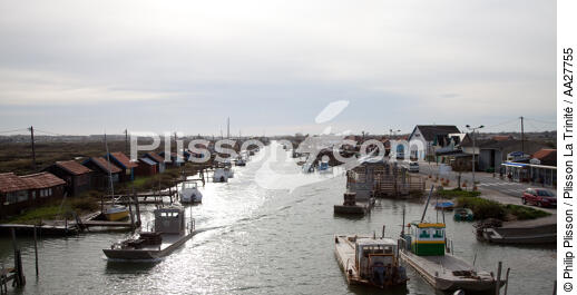 La Tremblade port - © Philip Plisson / Plisson La Trinité / AA27755 - Photo Galleries - Lighter used by oyster farmers