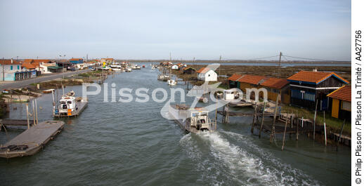 La Tremblade port - © Philip Plisson / Plisson La Trinité / AA27756 - Photo Galleries - Lighter used by oyster farmers