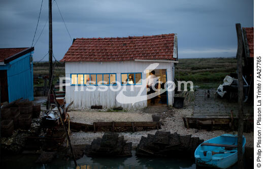 La Tremblade port - © Philip Plisson / Plisson La Trinité / AA27765 - Photo Galleries - Lighter used by oyster farmers