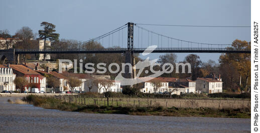 Tonnay-Charente - © Philip Plisson / Plisson La Trinité / AA28257 - Nos reportages photos - Pont suspendu