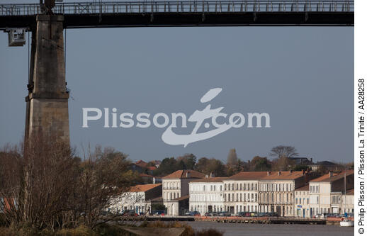Tonnay-Charente - © Philip Plisson / Plisson La Trinité / AA28258 - Photo Galleries - Suspended bridge