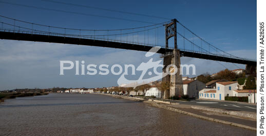 Tonnay-Charente - © Philip Plisson / Plisson La Trinité / AA28265 - Nos reportages photos - Pont suspendu