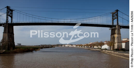 Tonnay-Charente - © Philip Plisson / Plisson La Trinité / AA28266 - Photo Galleries - Suspended bridge