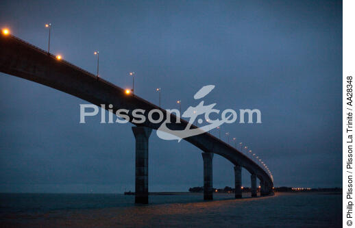 Pont de l'île de Ré - © Philip Plisson / Plisson La Trinité / AA28348 - Nos reportages photos - De l'île de Ré à la pointe de la Coubre