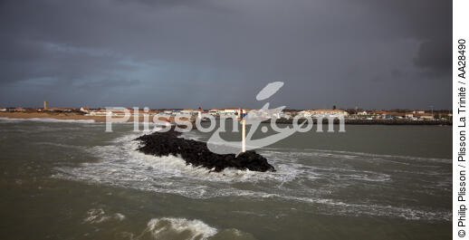 Port of la Cotinière on Oléron island - © Philip Plisson / Plisson La Trinité / AA28490 - Photo Galleries - Grey sky