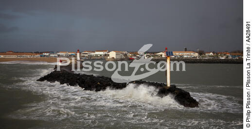 Port de la Cotinière sur Oléron - © Philip Plisson / Plisson La Trinité / AA28491 - Nos reportages photos - Ciel gris