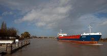 Trafic on the Charente river © Philip Plisson / Plisson La Trinité / AA28519 - Photo Galleries - Cargo ship