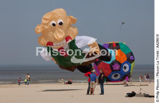 International Meetings of kites in Berck sur Mer [AT] - © Philip Plisson / Plisson La Trinité / AA28619 - Photo Galleries - Kite