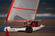 Grand Prix de Chars à voile à Omaha Beach © Philip Plisson / Plisson La Trinité / AA28731 - Nos reportages photos - Sport non nautique
