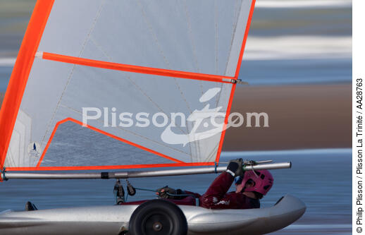 Grand Prix de Chars à voile à Omaha Beach - © Philip Plisson / Plisson La Trinité / AA28763 - Nos reportages photos - Normandie