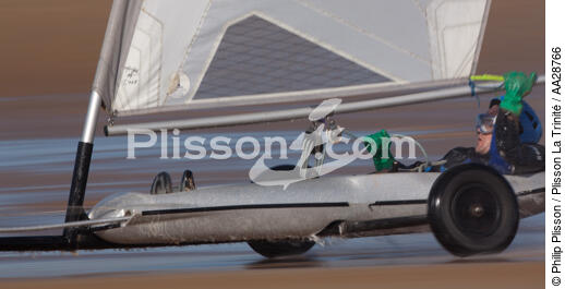 Grand Prix de Chars à voile à Omaha Beach - © Philip Plisson / Plisson La Trinité / AA28766 - Nos reportages photos - Calvados