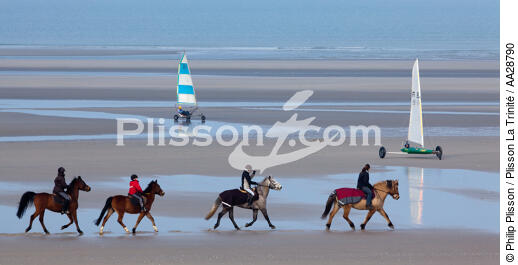 Sur la plage au Touquet - © Philip Plisson / Plisson La Trinité / AA28790 - Nos reportages photos - Char à voile
