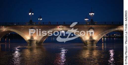 Bordeaux - © Philip Plisson / Plisson La Trinité / AA28923 - Photo Galleries - Pont de Pierre