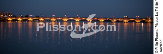 Bordeaux - © Philip Plisson / Plisson La Trinité / AA28929 - Nos reportages photos - Pont de Pierre