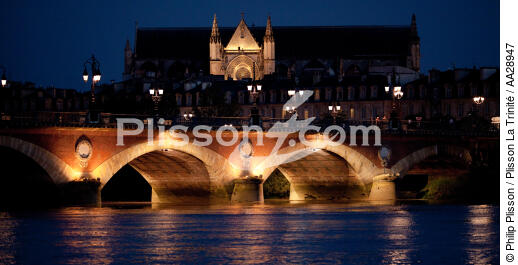 Bordeaux - © Philip Plisson / Plisson La Trinité / AA28947 - Nos reportages photos - Pont de Pierre