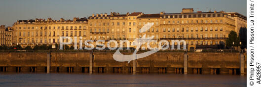 Bordeaux - © Philip Plisson / Plisson La Trinité / AA28957 - Nos reportages photos - Lever de soleil
