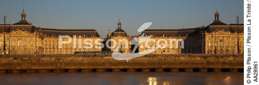 Bordeaux - © Philip Plisson / Plisson La Trinité / AA28961 - Photo Galleries - Sunrise