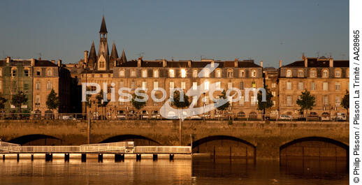Bordeaux - © Philip Plisson / Plisson La Trinité / AA28965 - Nos reportages photos - Lever de soleil