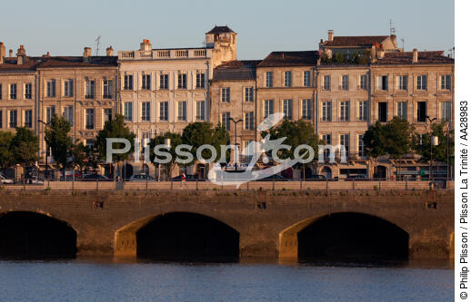 Bordeaux - © Philip Plisson / Plisson La Trinité / AA28983 - Nos reportages photos - Lever de soleil
