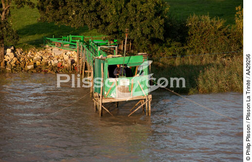 On the Gironde river - © Philip Plisson / Plisson La Trinité / AA29256 - Photo Galleries - Fishing equipment