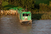 On the Gironde river © Philip Plisson / Plisson La Trinité / AA29256 - Photo Galleries - Fishing equipment