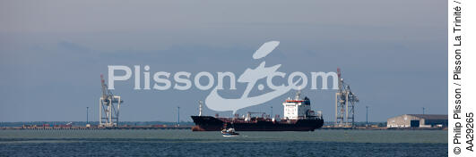 Le Verdon port - © Philip Plisson / Plisson La Trinité / AA29265 - Photo Galleries - Containerships, the excess