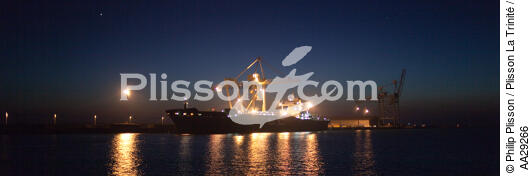 Le Verdon port - © Philip Plisson / Plisson La Trinité / AA29266 - Photo Galleries - Containership