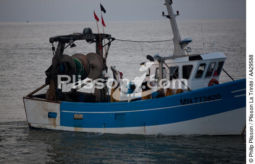 Pêche au Maigre dans l'estuaire de la Gironde - © Philip Plisson / Plisson La Trinité / AA29588 - Nos reportages photos - Fleuve