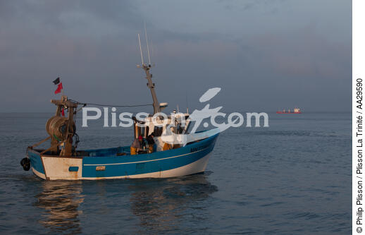 Pêche au Maigre dans l'estuaire de la Gironde - © Philip Plisson / Plisson La Trinité / AA29590 - Nos reportages photos - Fleuve