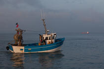 Pêche au Maigre dans l'estuaire de la Gironde © Philip Plisson / Plisson La Trinité / AA29590 - Nos reportages photos - Bateau de pêche