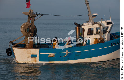 Pêche au Maigre dans l'estuaire de la Gironde - © Philip Plisson / Plisson La Trinité / AA29591 - Nos reportages photos - Bateau de pêche
