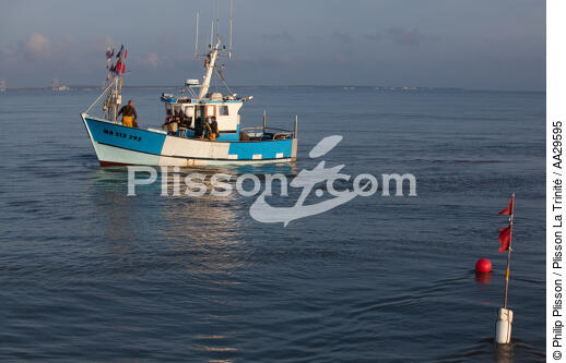Pêche au Maigre dans l'estuaire de la Gironde - © Philip Plisson / Plisson La Trinité / AA29595 - Nos reportages photos - Bateau de pêche