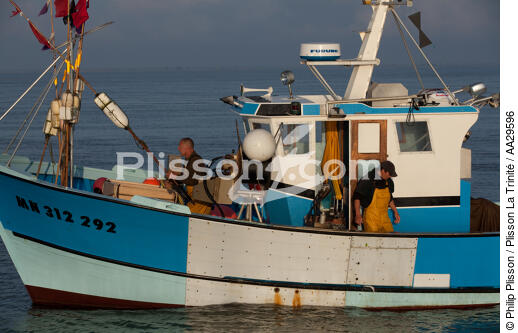 Pêche au Maigre dans l'estuaire de la Gironde - © Philip Plisson / Plisson La Trinité / AA29596 - Nos reportages photos - Métier