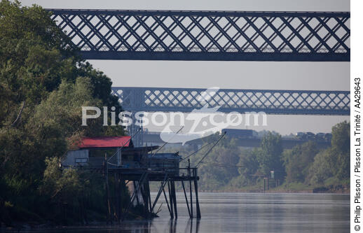 Sur La Dordogne - © Philip Plisson / Plisson La Trinité / AA29643 - Nos reportages photos - Pont