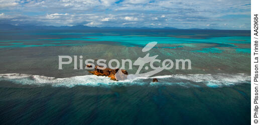 Nouvelle-Caledonie - © Philip Plisson / Plisson La Trinité / AA29684 - Nos reportages photos - Cimetière marin