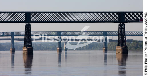 On the Dordogne river - © Philip Plisson / Plisson La Trinité / AA29703 - Photo Galleries - Bridge