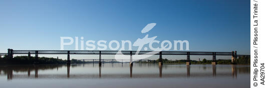 On the Dordogne river - © Philip Plisson / Plisson La Trinité / AA29704 - Photo Galleries - Bridge