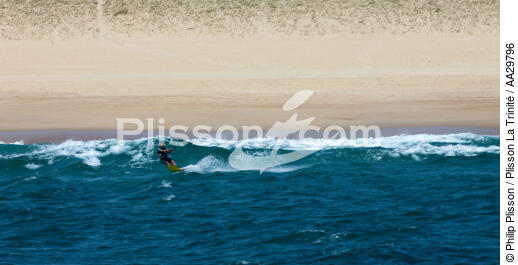 Kitesurf à Hossegor Capbreton - © Philip Plisson / Plisson La Trinité / AA29796 - Nos reportages photos - Sport et loisir
