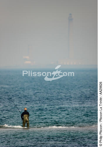 Pêcheur devant le phare de Gatteville - © Philip Plisson / Plisson La Trinité / AA29826 - Nos reportages photos - Type de pêche
