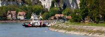 Bouillens the chalk cliff and ferry on the Seine downstream from Rouen. [AT] © Philip Plisson / Plisson La Trinité / AA29835 - Photo Galleries - Normandie